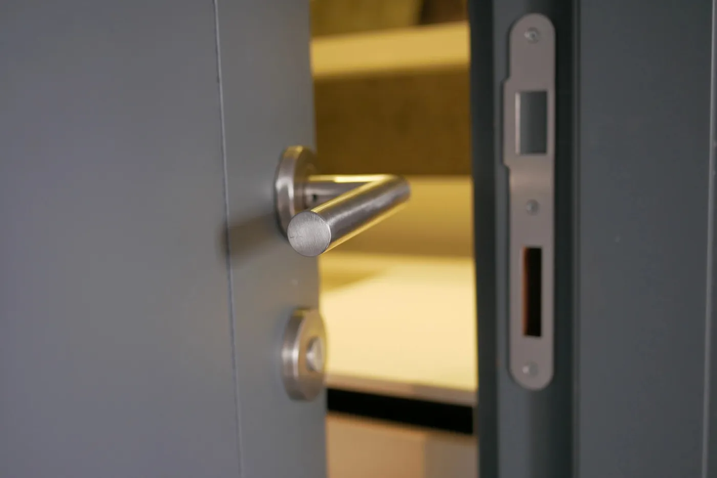 Porte d'entrée et serrure dans un immeuble du quartier des Batignolles